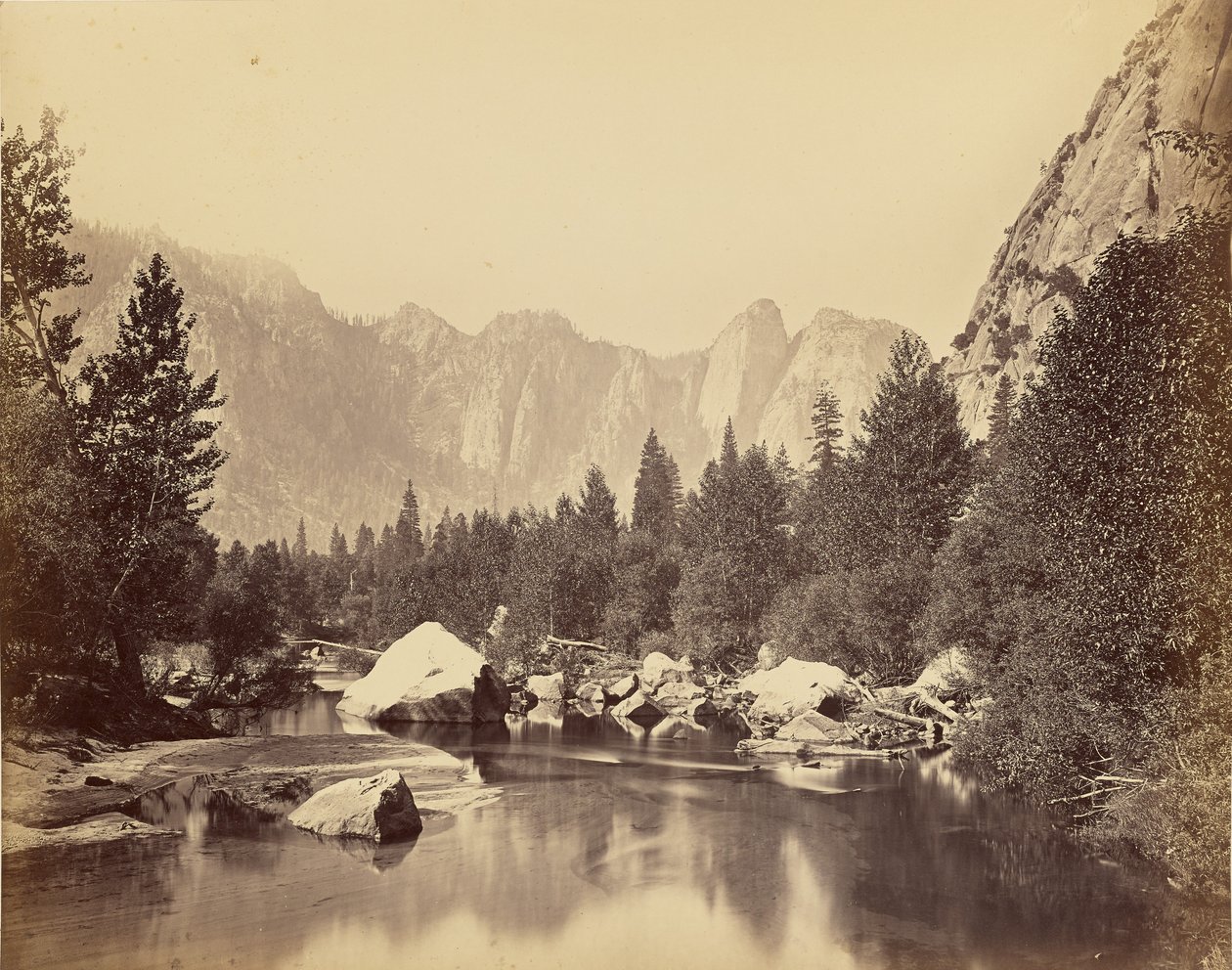 [Utsikt över Merced - Cathedral Rocks i fjärran] av Carleton Watkins