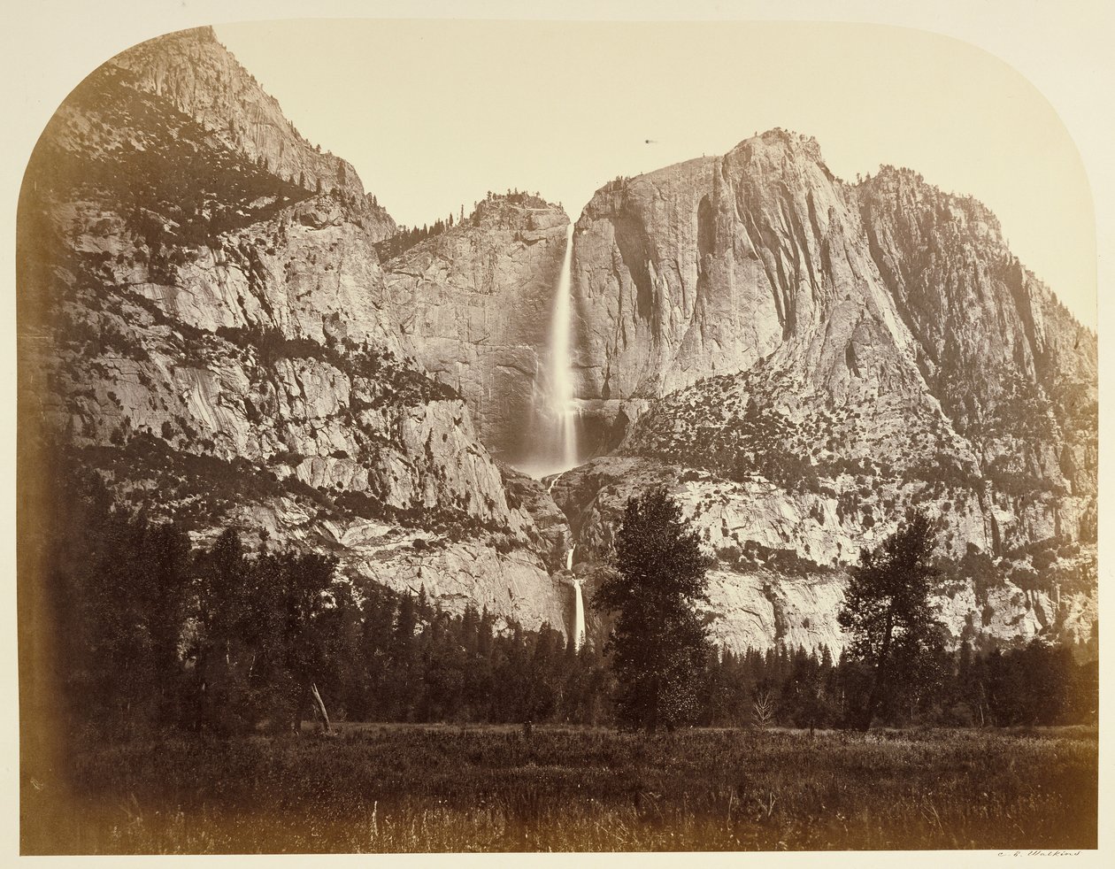 Yosemitefallen (framifrån), 2477 fot. av Carleton Watkins