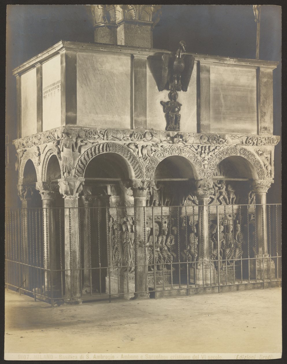 Milano - S. Ambrogio-basilikan - kristen ambo och sarkofag från 600-talet av Carlo Brogi