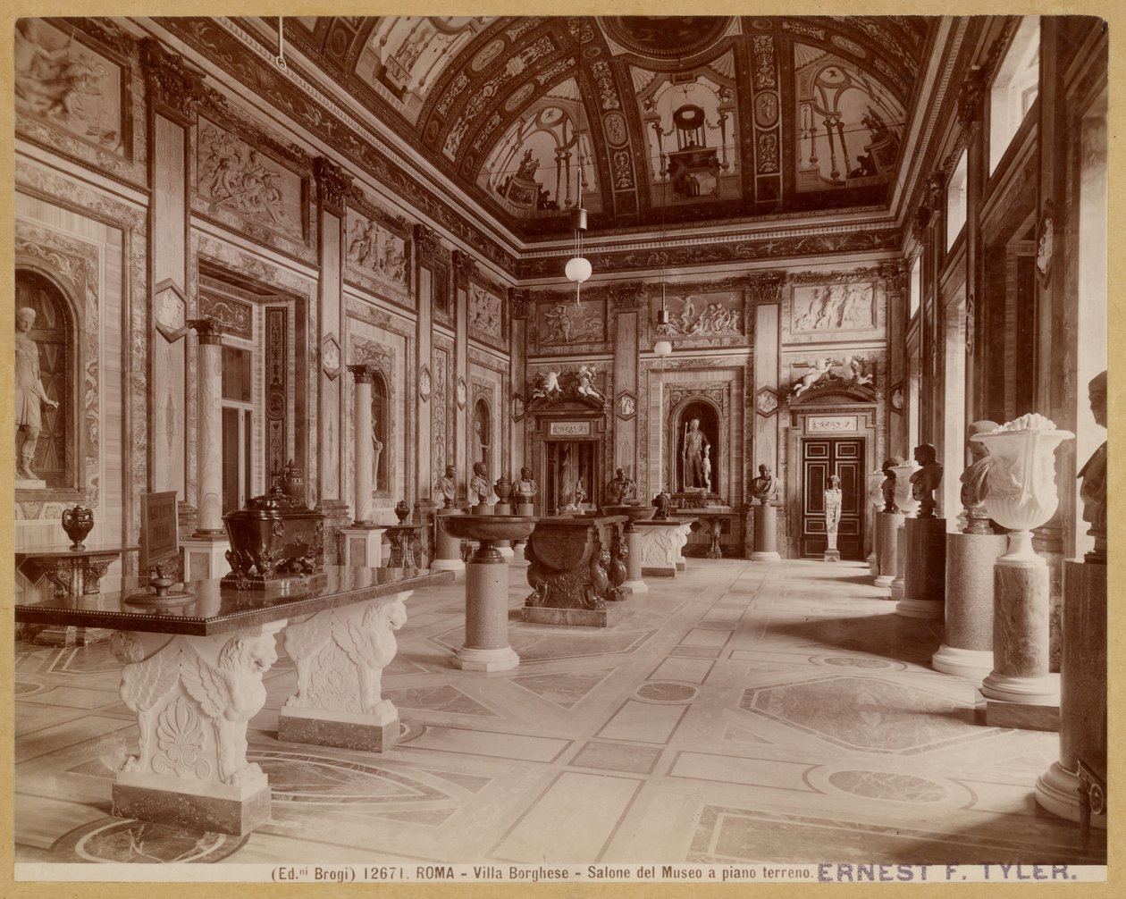 Rom - Villa Borghese - Museisalen på bottenvåningen av Carlo Brogi