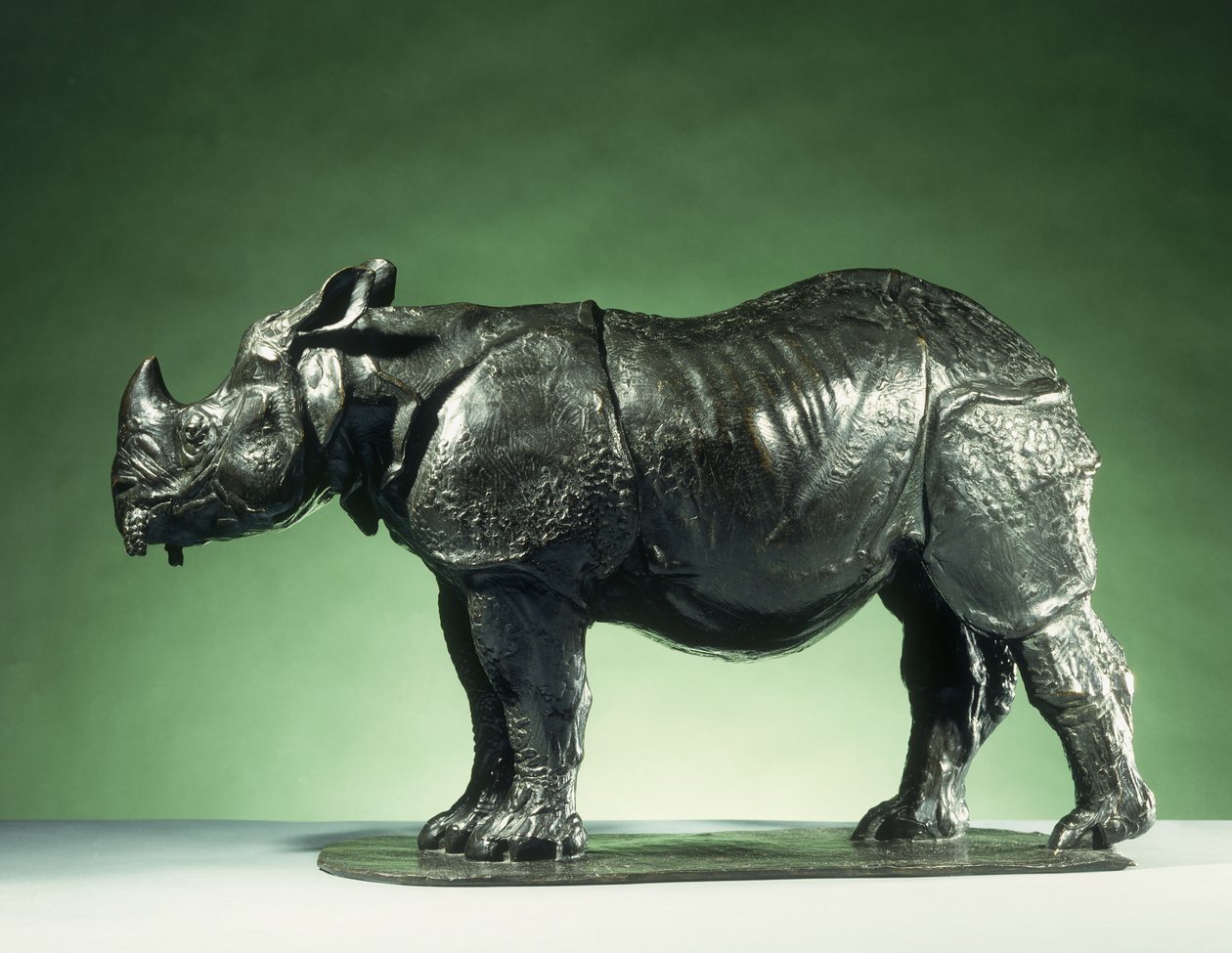 3 år gammal noshörning; Rhinoceros de 3 Ans, ca 1910 (brons med svart brun patina) av Carlo Bugatti