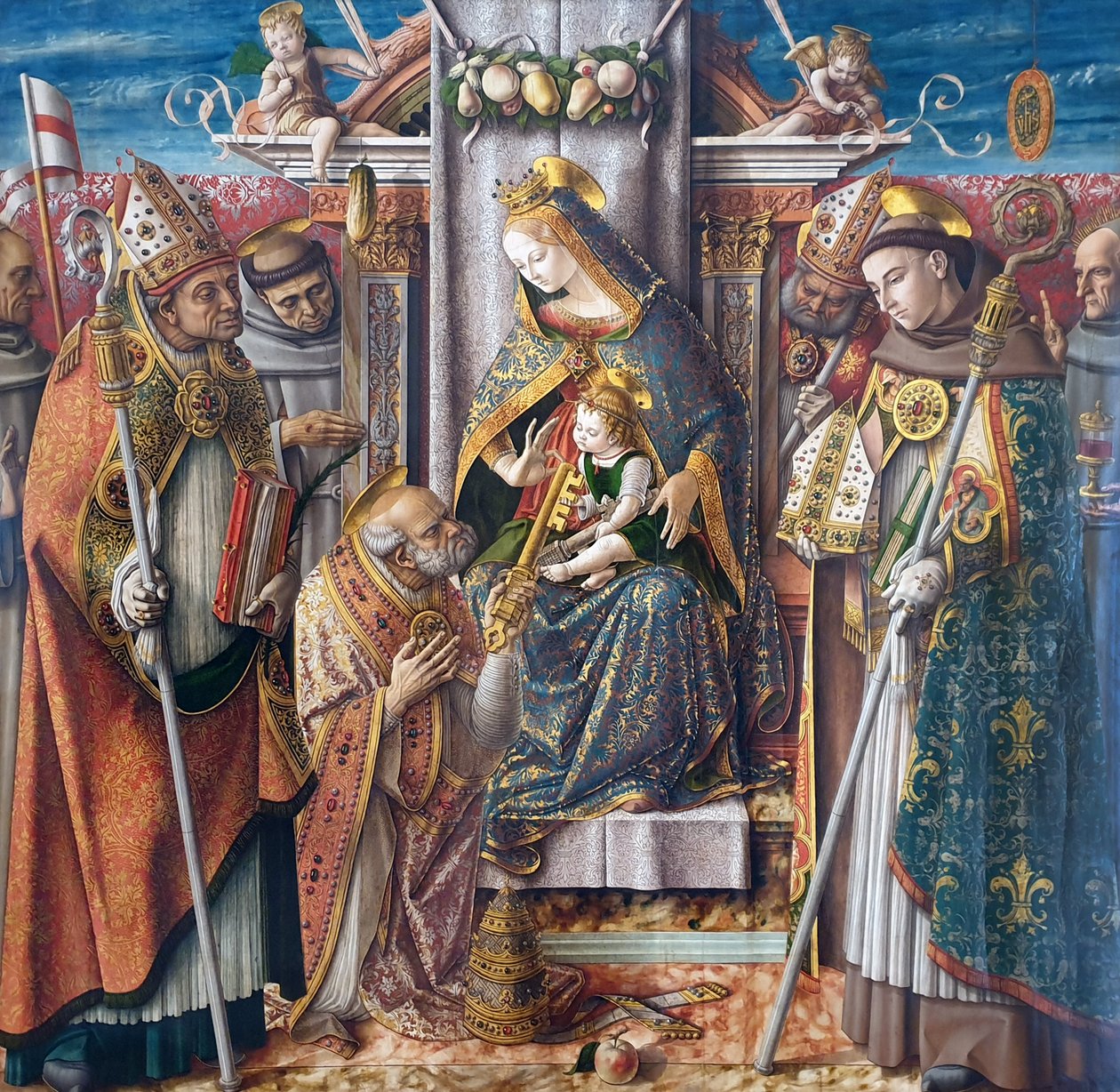 Tysk: Krönt madonna med barnet, överlämnandet av nycklarna till aposteln Petrus och med Johannes Capistranus, Emidius, Franciskus, Ludvig av Toulouse, Giacomo della Marca och en biskop Krönt madonna med barnet, överlämnandet av nycklarna till aposteln Petr av Carlo Crivelli