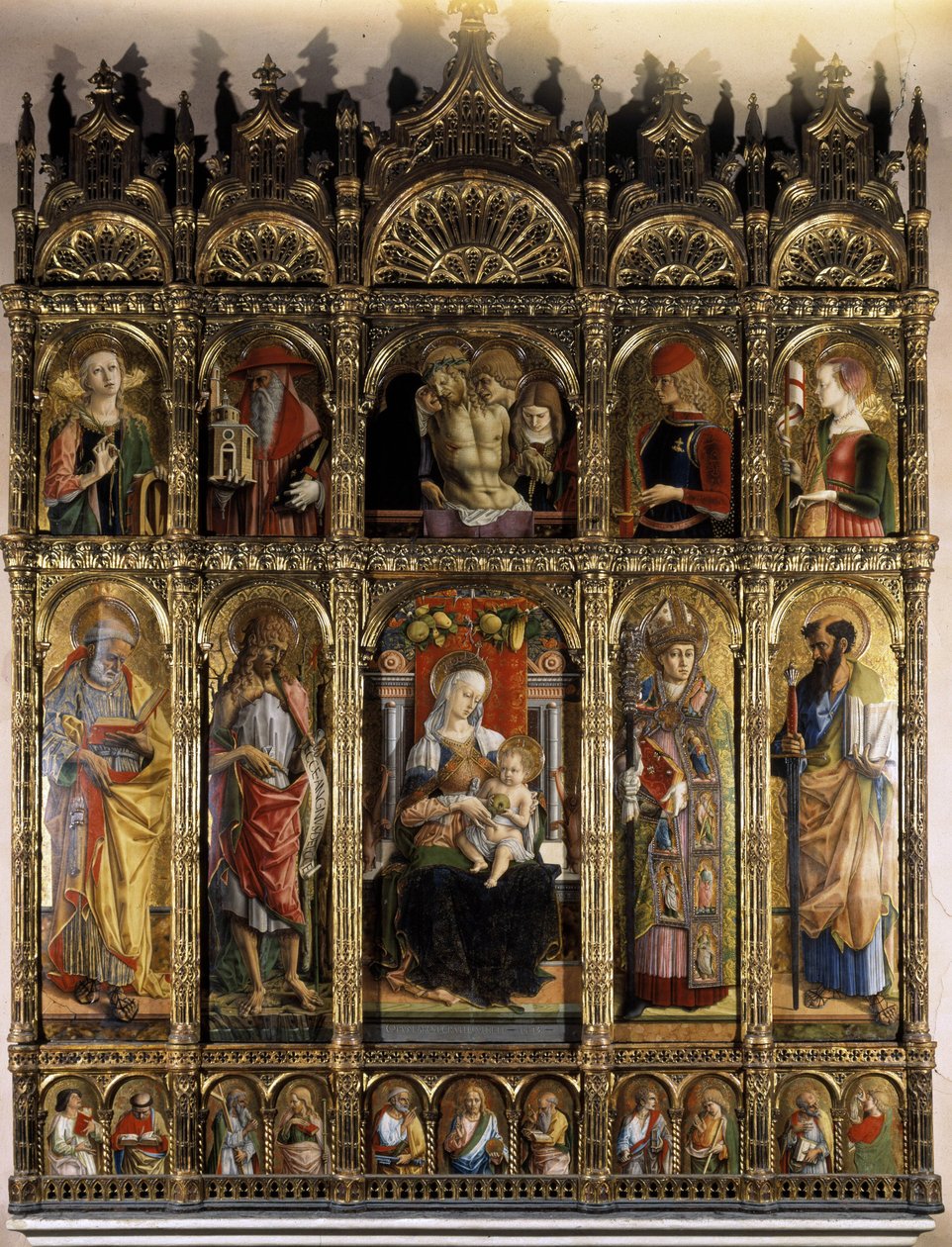 Polyptyc som visar en Pieta, och den underlägsna parten en madonna med Child av Carlo Crivelli