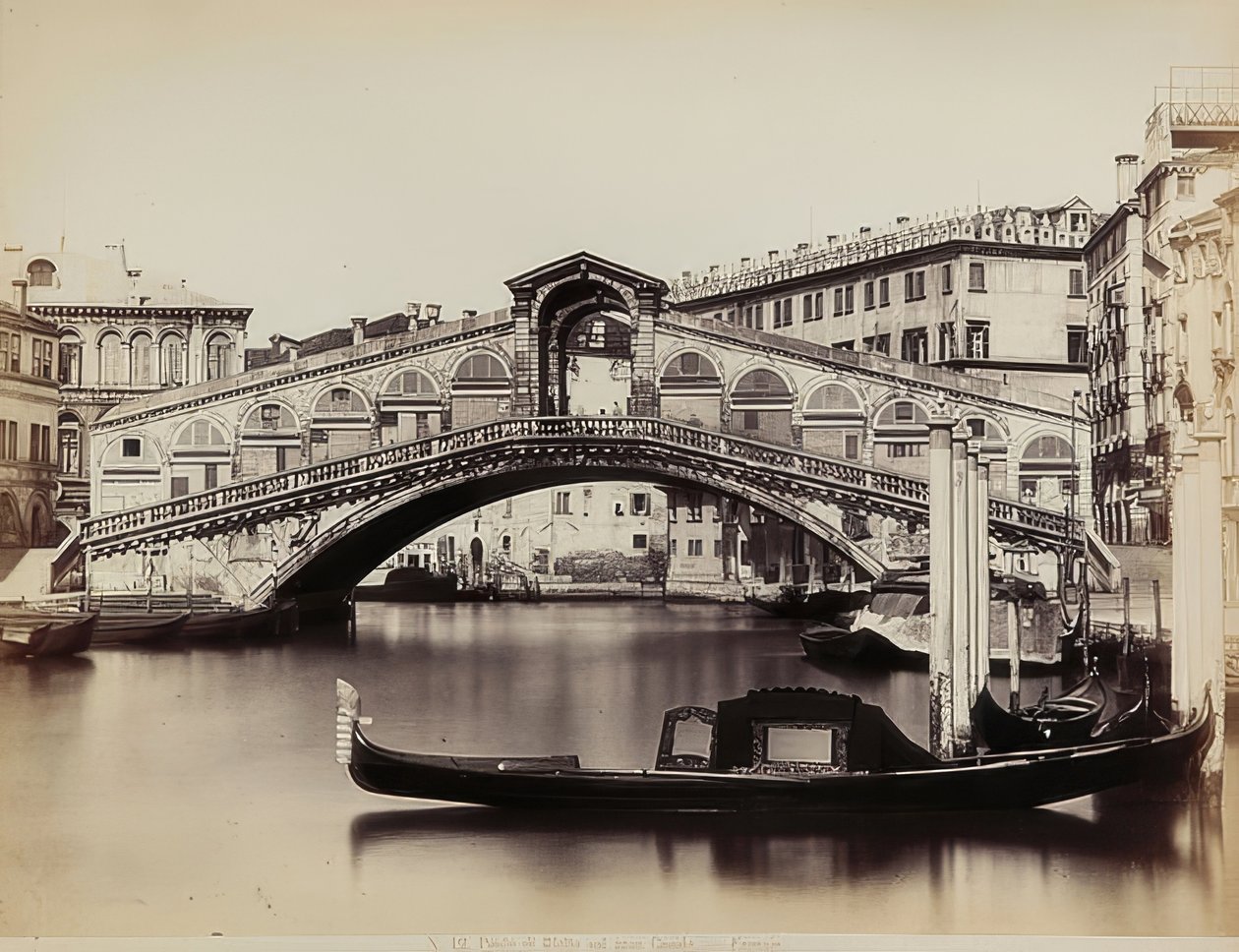 Utsikt över Canal Grande med Ponte di Rialto i Venedig. 1865-1875 av Carlo Naya