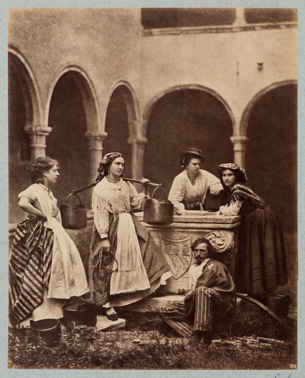 Gestalter vid brunnen, San Giobbes klostergång, Venedig (Donne al Pozzo, Chiostro di San Giobbe, Venedig) av Carlo Naya