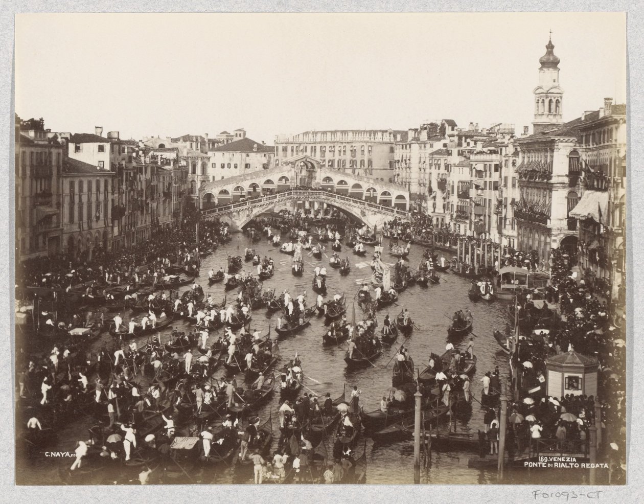 Gondolregatta på Canal Grande i Venedig vid Rialtobron av Carlo Naya