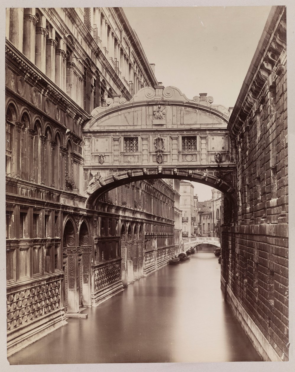 Venedig. Utsikt över Ponte dei Sospiri (Suckarnas bro) sedd från Ponte della Paglia av Carlo Naya
