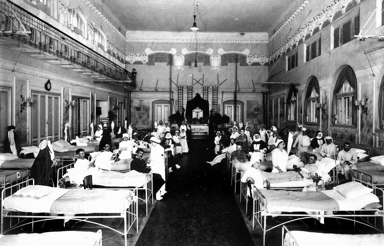 Inredd salong på sjukhus med krigsskadade och Röda Korsets sjuksköterskor (s/v foto) av Carlo Wulz