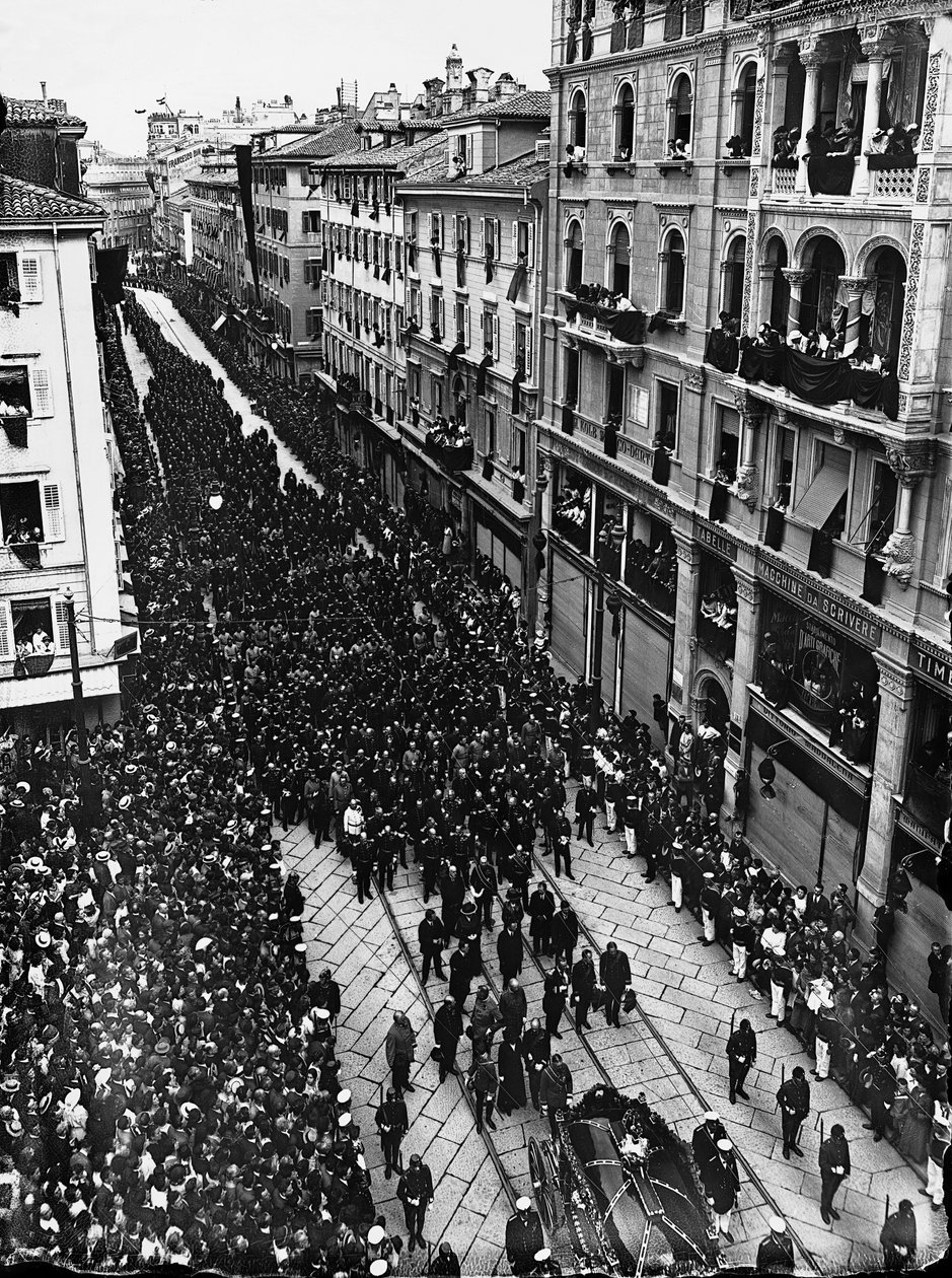 Begravning av ärkehertigen av Österrike Franz Ferdinand den 2 juli 1914 (s/v foto) av Carlo Wulz