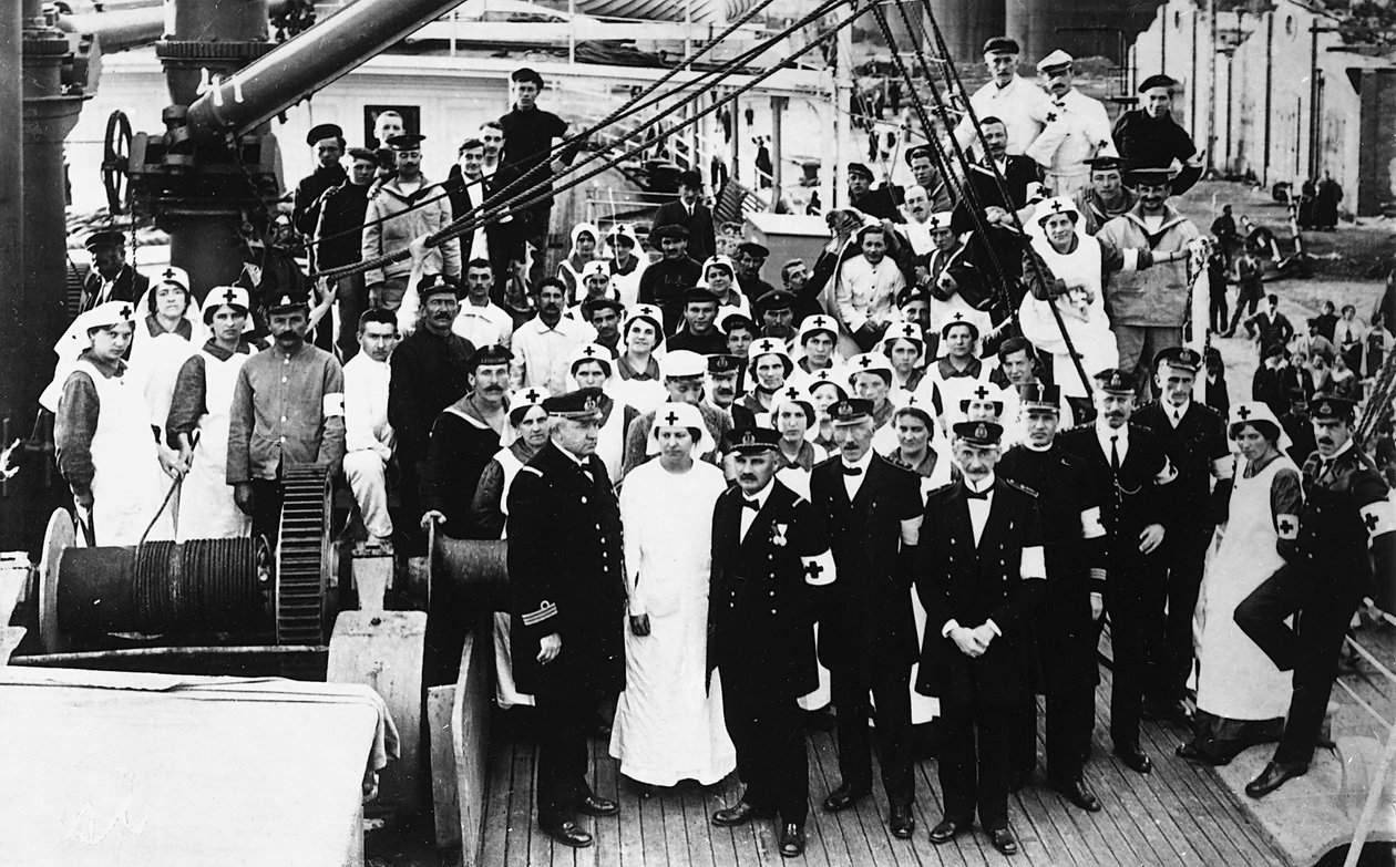 Medlemmar av Röda Korset på ett fartyg under första världskriget (s/v foto) av Carlo Wulz