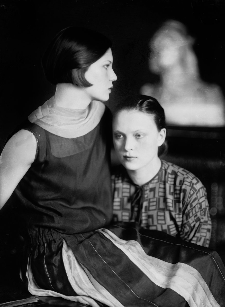 Porträtt av Wanda och Marion Wulz, Trieste, ca 1920 (glasplatta) av Carlo Wulz