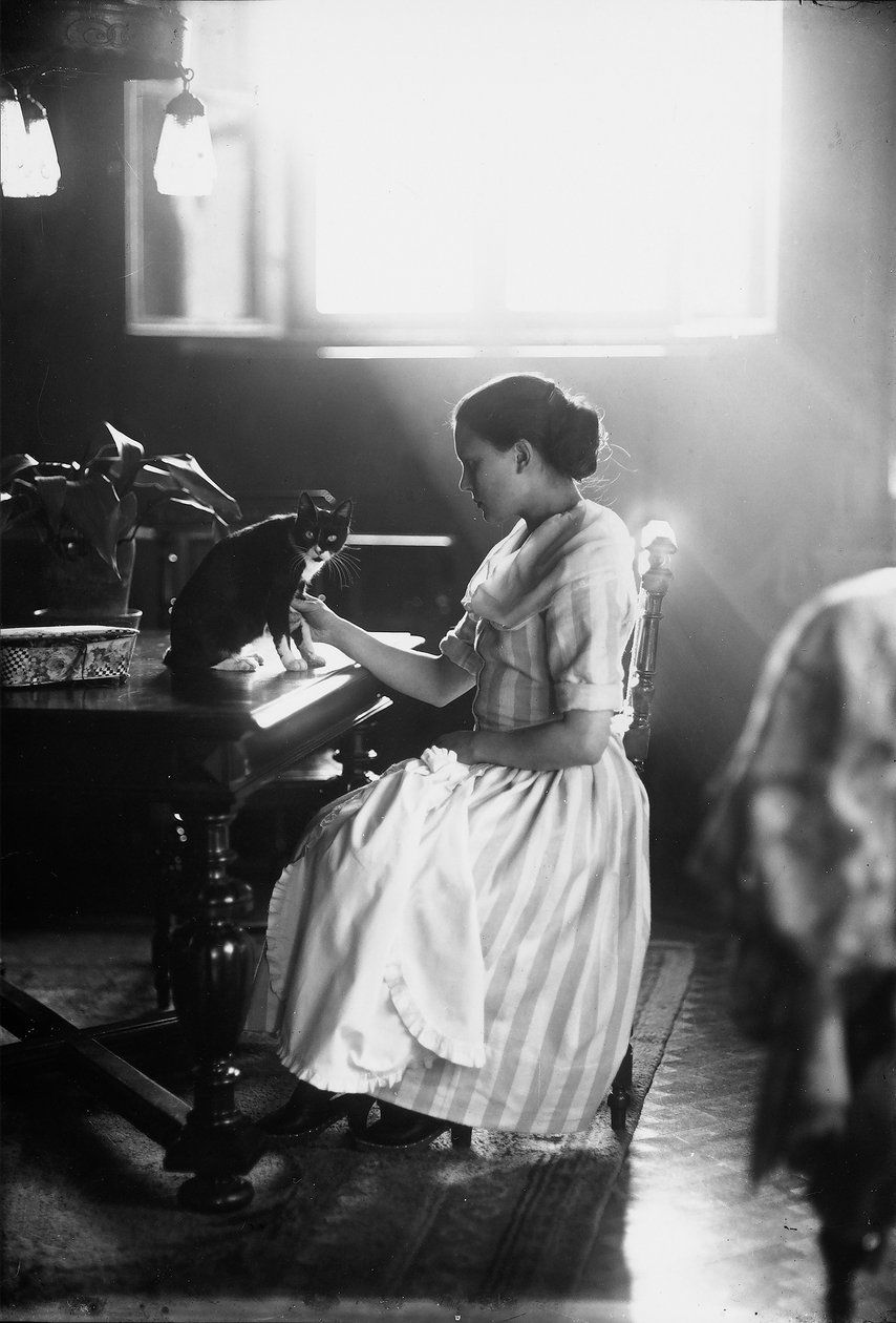 Porträtt av Wanda som sitter vid ett bord med sin katt, Trieste, ca 1910 (glasplatta) av Carlo Wulz