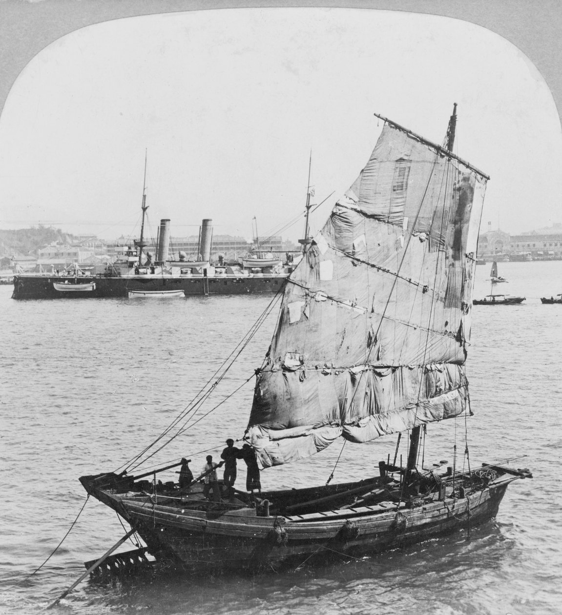 Kinesiskt skräp och brittiskt slagskepp i hamnen i Hong Kong, 1902 av Carlton Harlow Graves