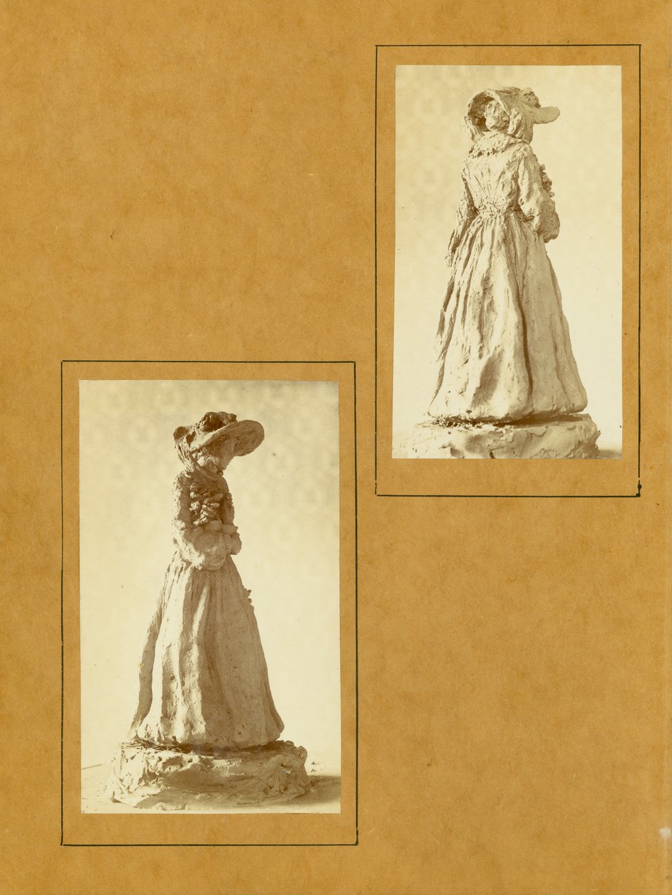 Clay Sketch av Caroline Risque, fotografier av hennes skulpturer, sida ett av Caroline Risque