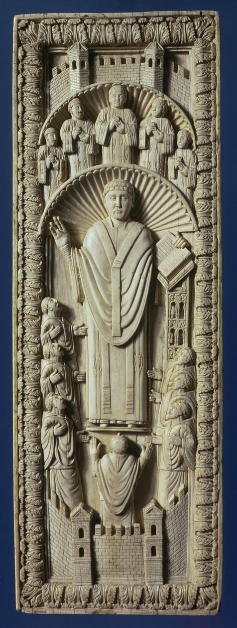En ärkebiskop bland hans kör, ca 875 e.Kr. (elfenbenspanel) av Carolingian School