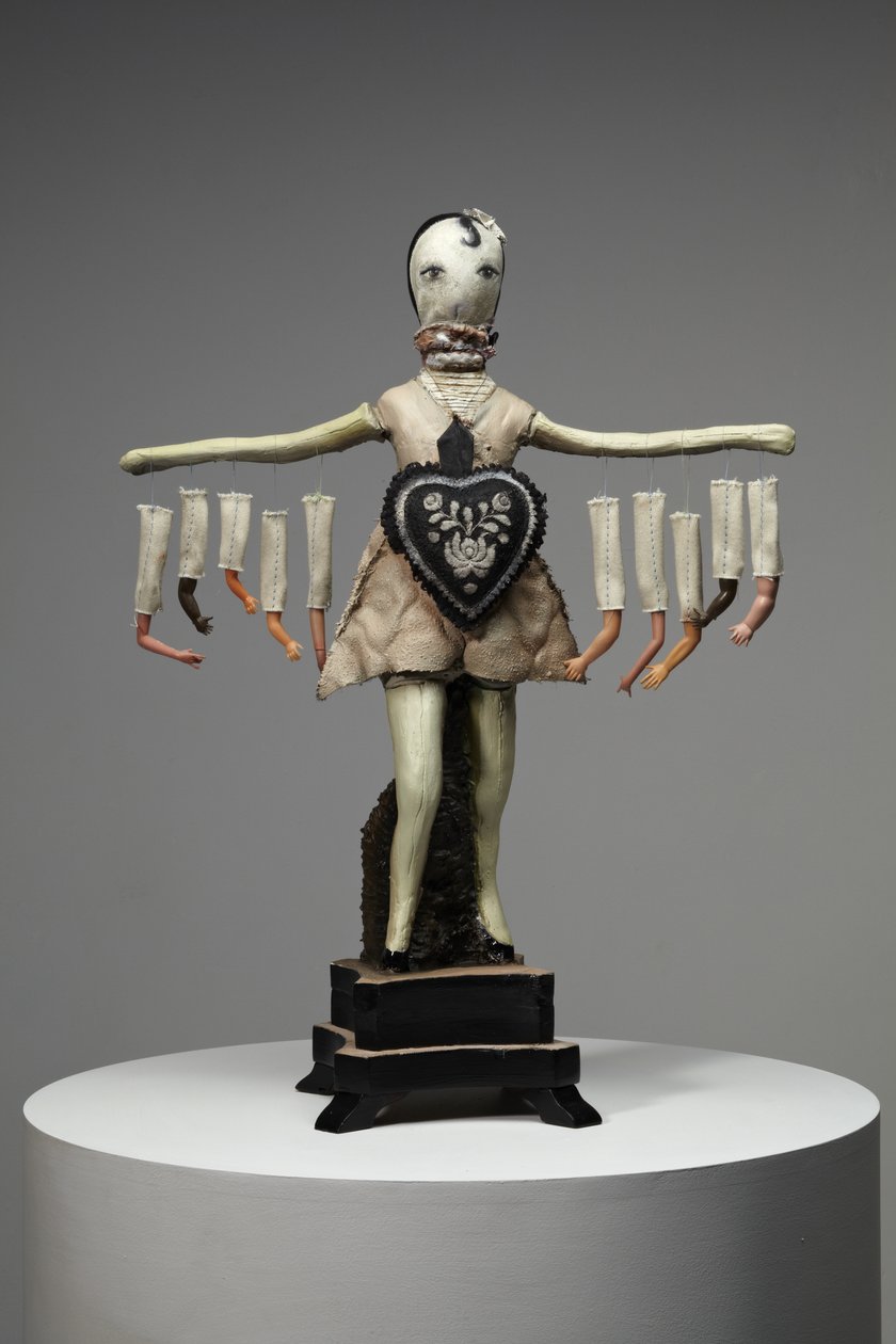 Black Heart, 2013 (trä, lera, tyg, färg, dockdelar) av Cathie Pilkington