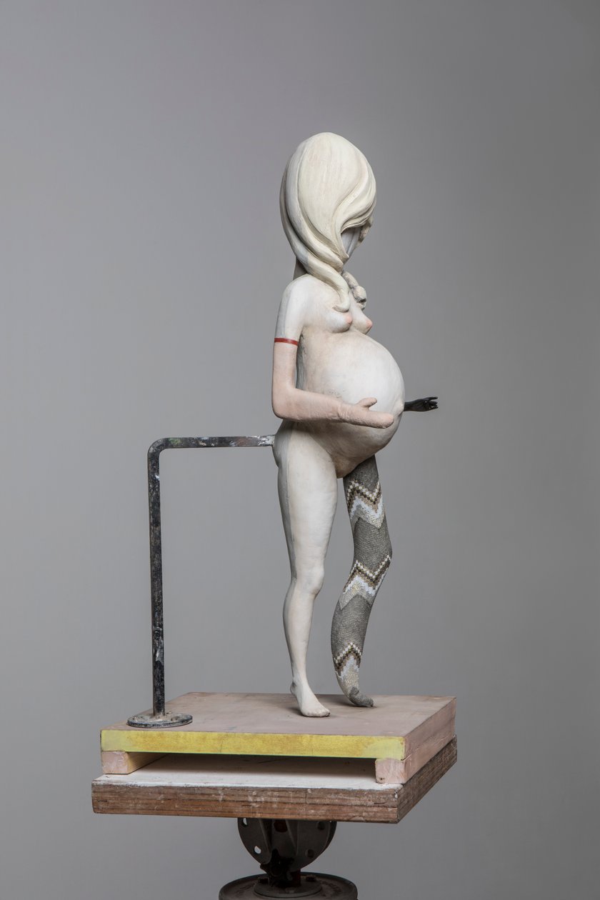 Degas Doll 1, 2017 (målad harts, stål, trä) av Cathie Pilkington