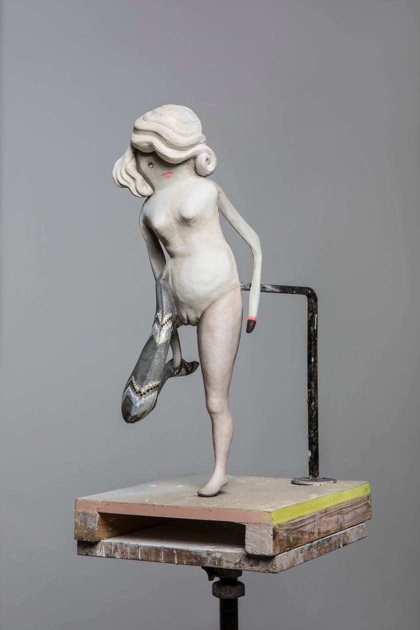 Degas Doll 2, 2017 (målad harts, stål, trä) av Cathie Pilkington