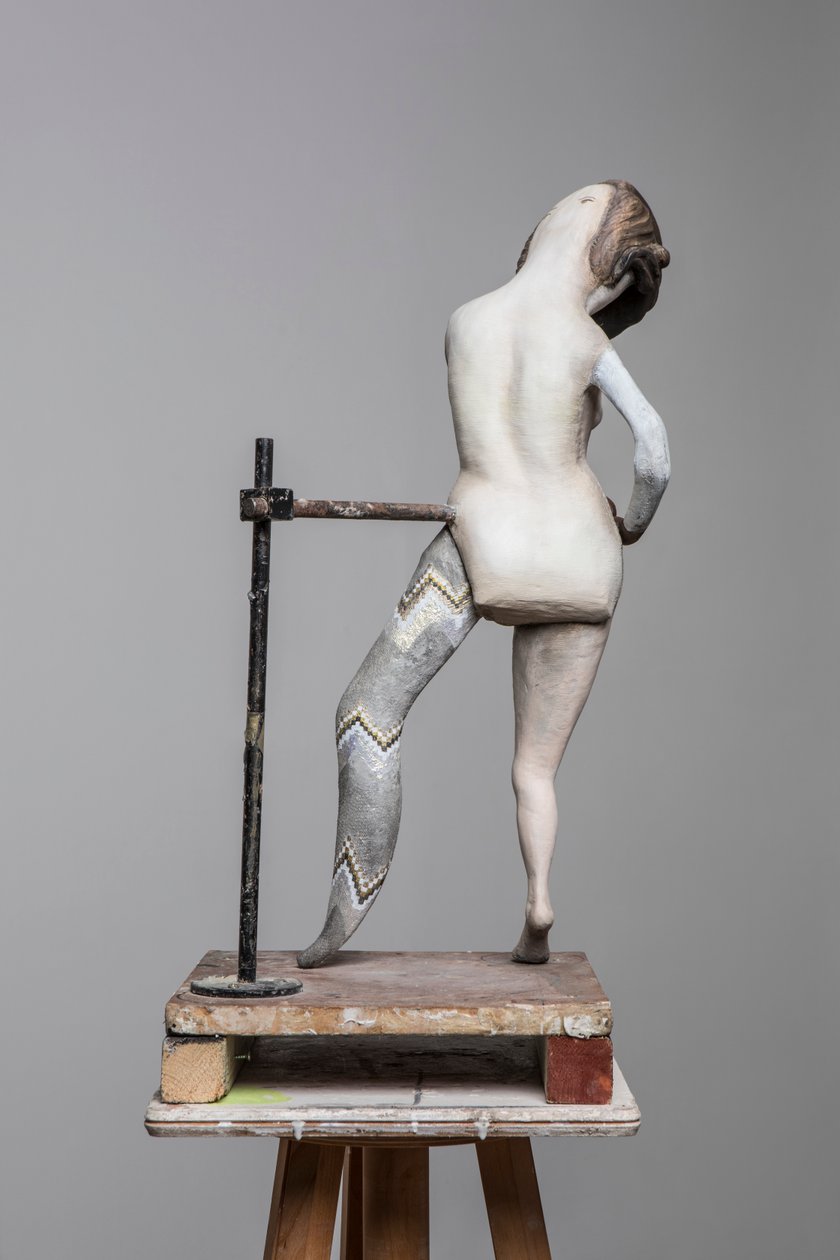 Degas Doll 3, 2017 (målad harts, stål, trä) av Cathie Pilkington