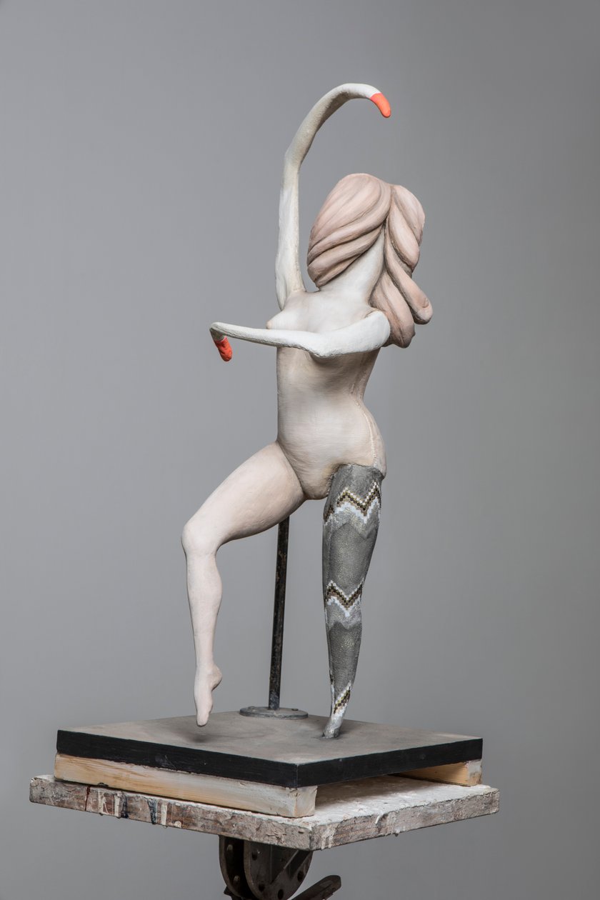 Degas Doll 4, 2017 (målad harts, stål, trä) av Cathie Pilkington