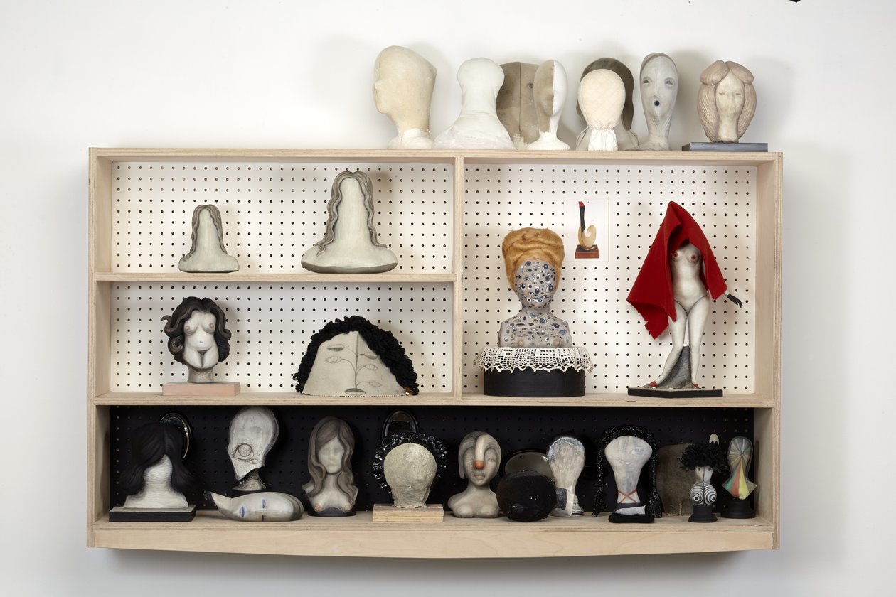 Head Case, 2016 (gips, trä, läder, filt, tuschpenna, oljefärg, tyg, speglar, hålskiva, MDF) av Cathie Pilkington