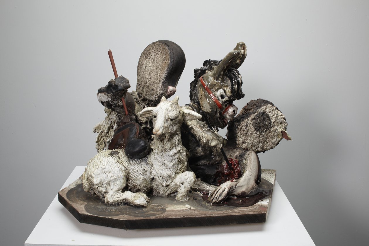 Help Is On Its Way, 2010 (trä, gips, lera, tyg, färg) av Cathie Pilkington