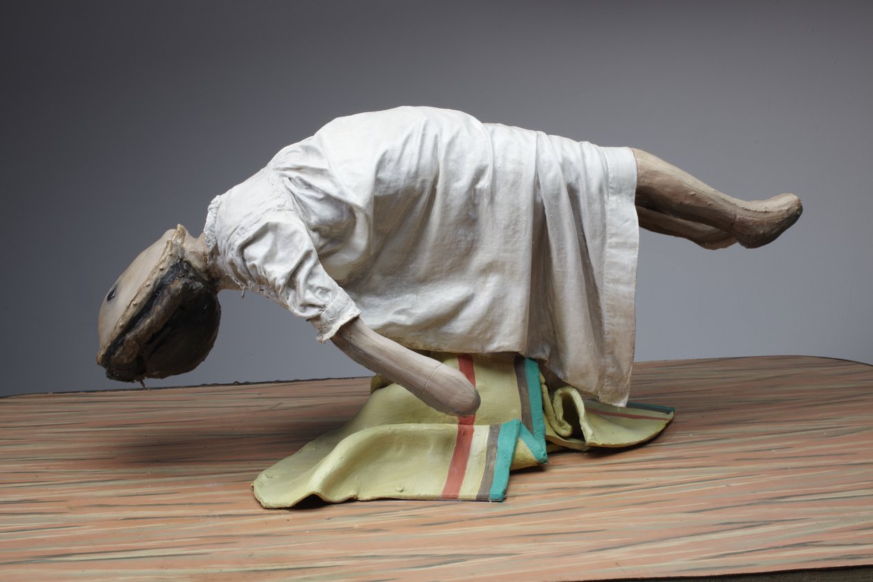 Levitating Doll, 2010 (trä, stål, lera, tyg, lino, färg) av Cathie Pilkington
