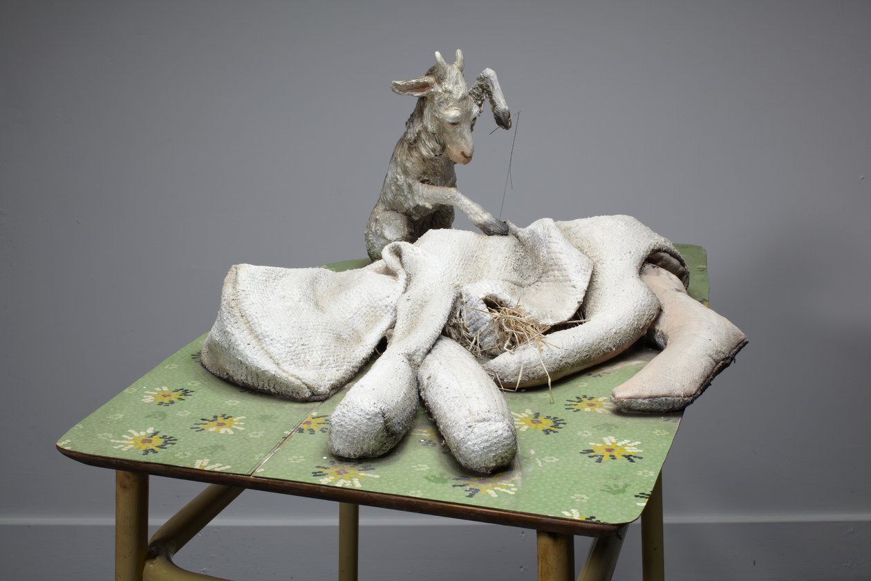 Mother, 2010 (trä, filt, halm, lera, linoleum, stål, färg) av Cathie Pilkington