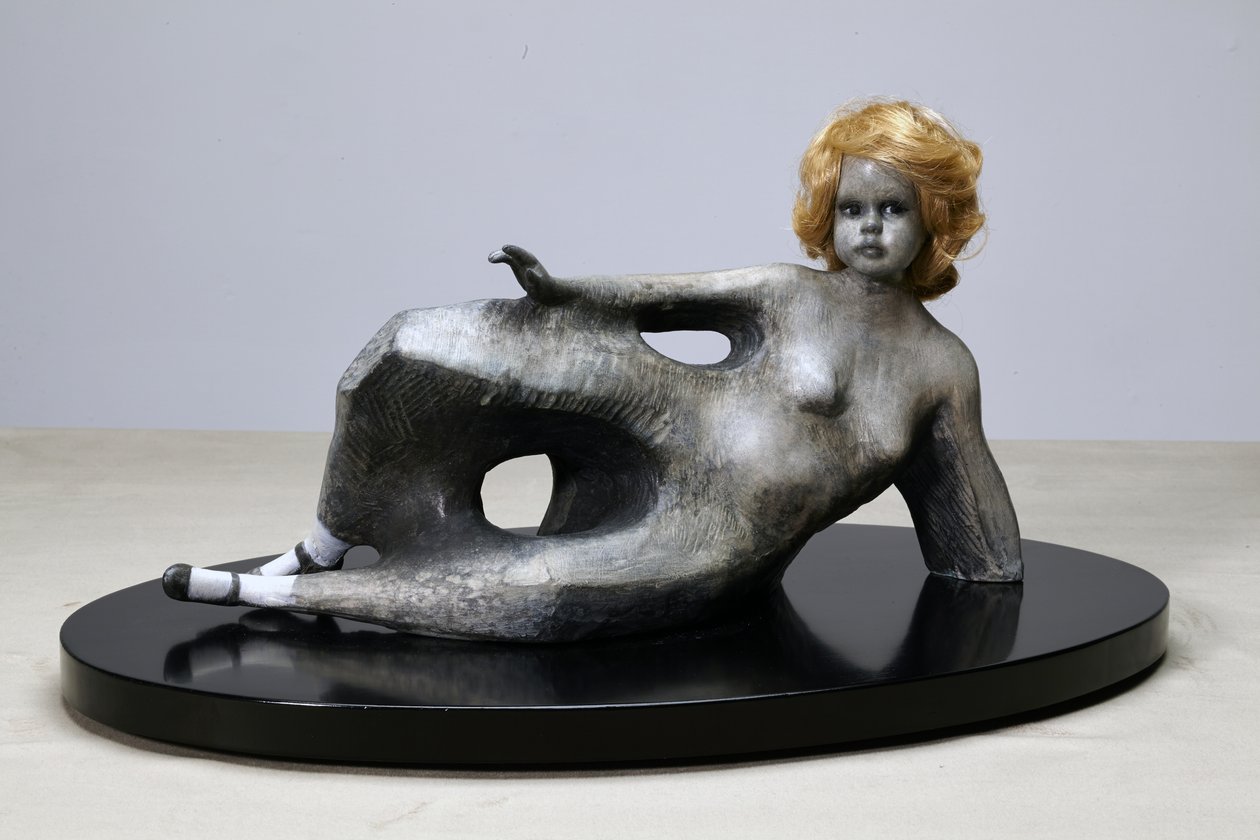 Northern Landscape, 2014 (patinerad brons, syntetisk peruk) av Cathie Pilkington