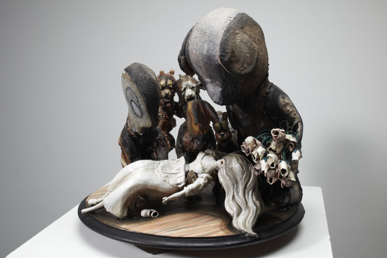 Snövit, 2010 (trä, lino, gips, lera, tyg, färg) av Cathie Pilkington