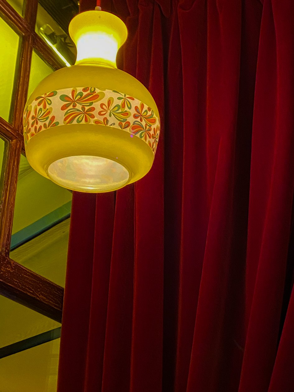 Composition - Lampa och gardiner, 2022 (foto) av Cécile Jamet