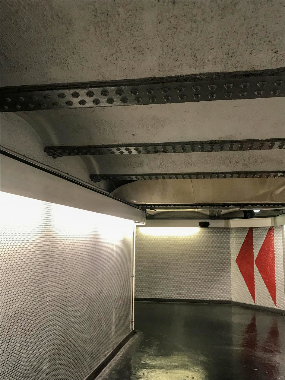 Komposition - Metro, 2019 (foto) av Cécile Jamet