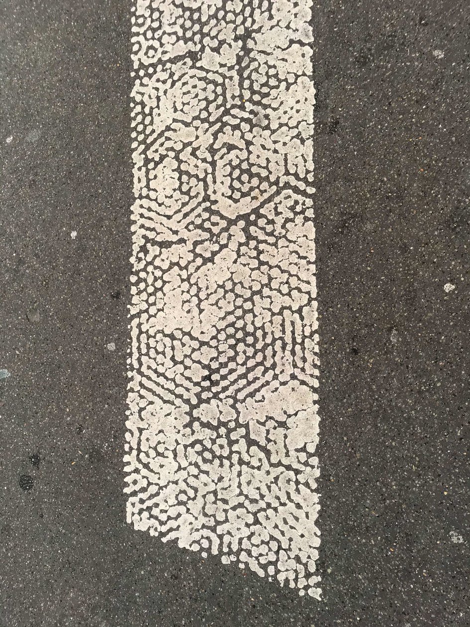 Komposition - Gata, 2019 (foto) av Cécile Jamet