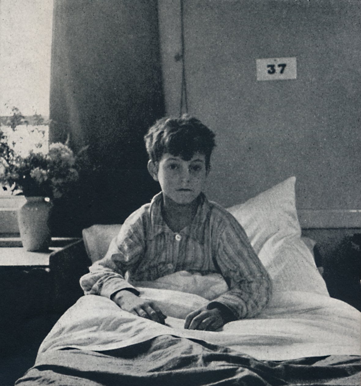 Ett litet barn som lätt drar andan, och känner sitt liv i varje lem, vad ska det veta av Cecil Beaton