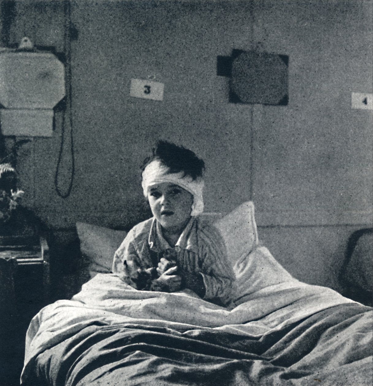 Ett litet barn som lätt drar andan, och känner sitt liv i varje lem, vad ska det veta av Cecil Beaton