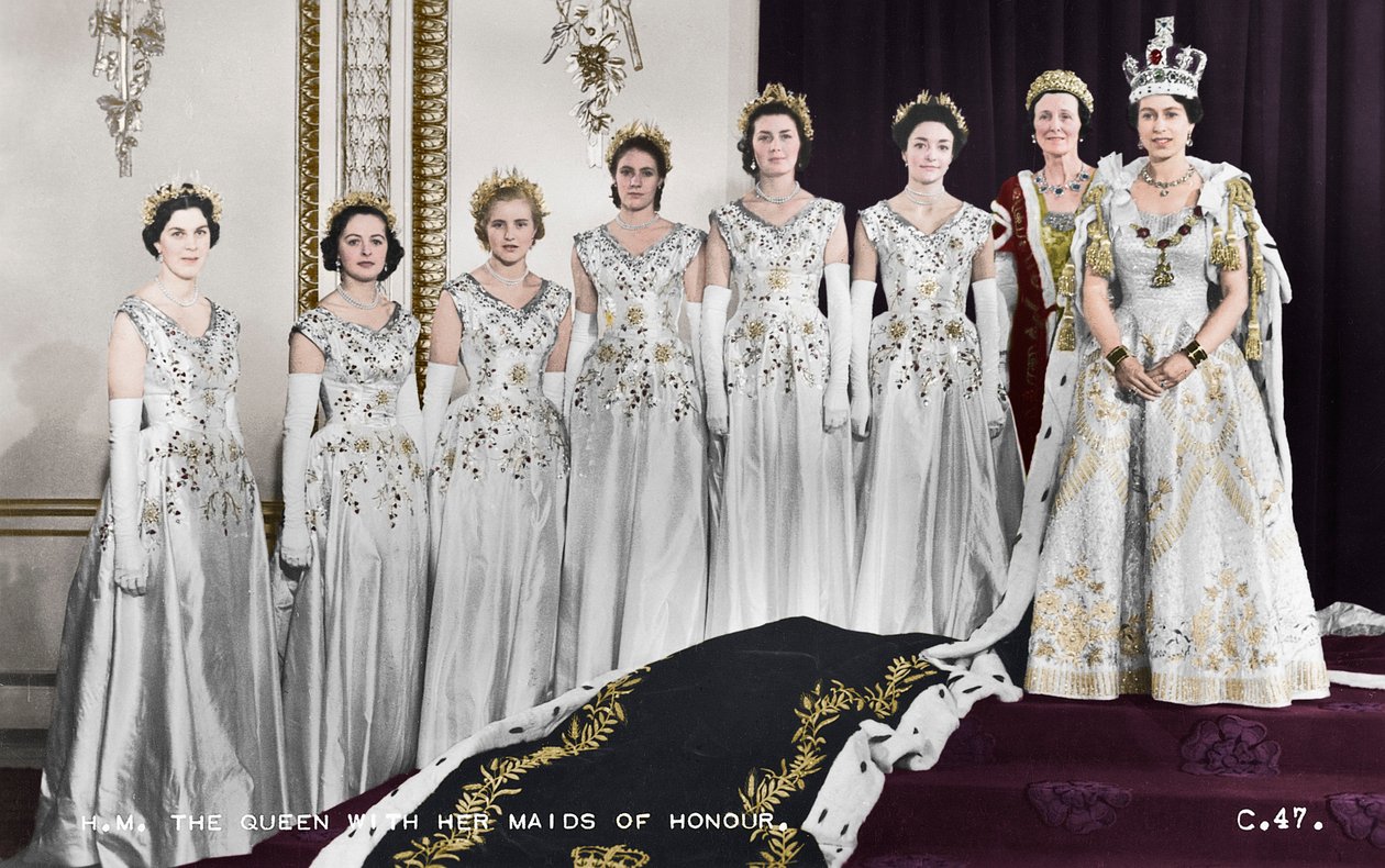 HM Drottning Elizabeth II med hennes hederspigor, The Coronation, 2 juni 1953 av Cecil Beaton