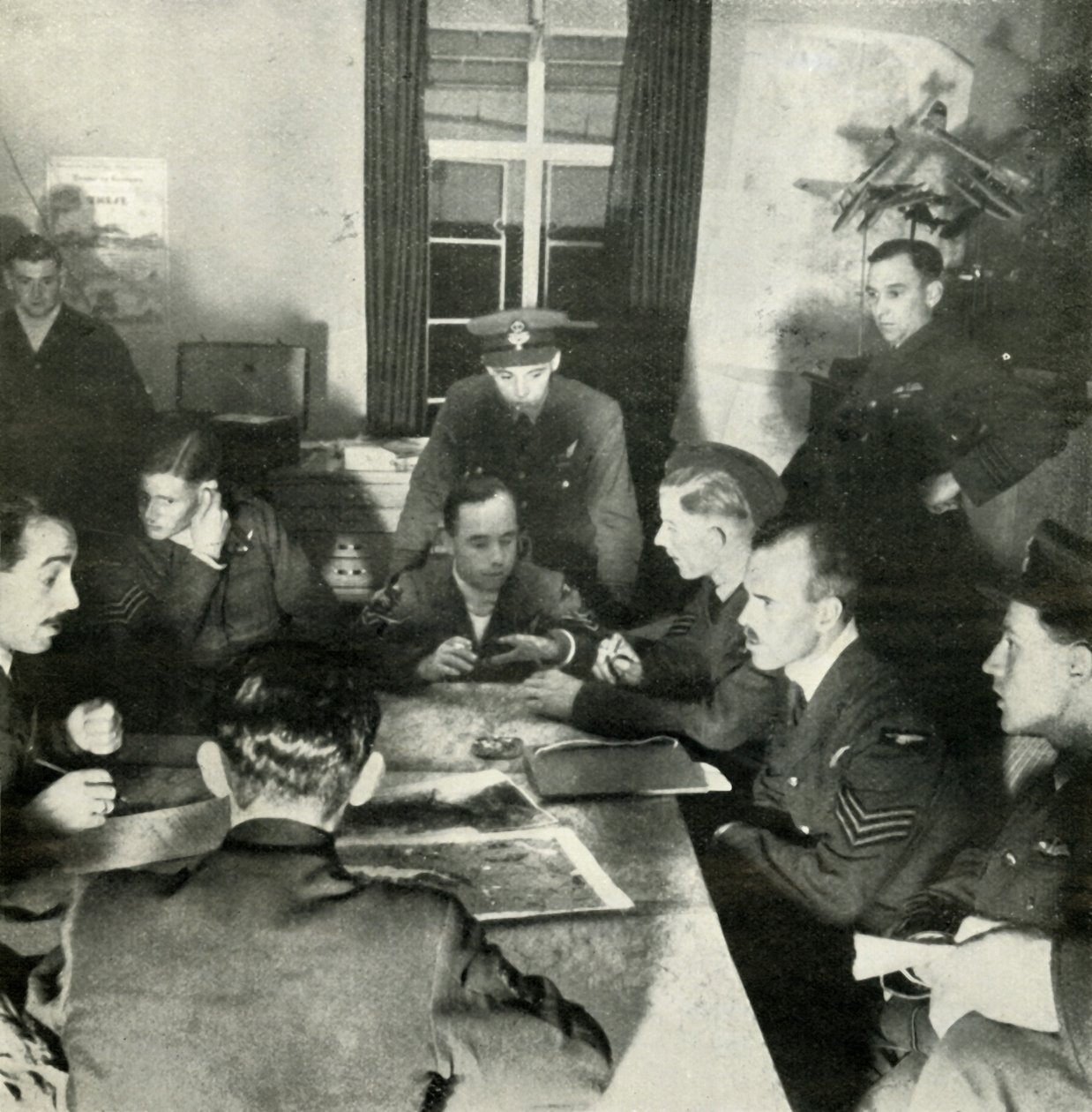 Förhör med flygbesättningar, W.A.A.F. Hjälp i detta arbete, c1943. av Cecil Beaton