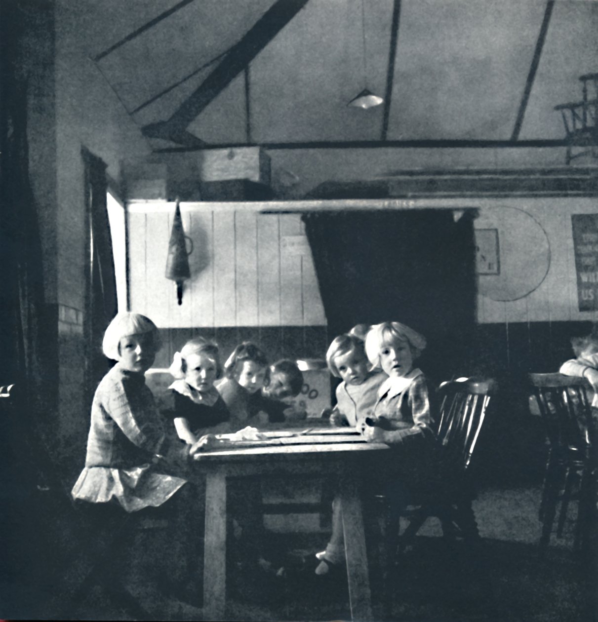 Lektioner för Londonbarn i byhuset, 1941 av Cecil Beaton