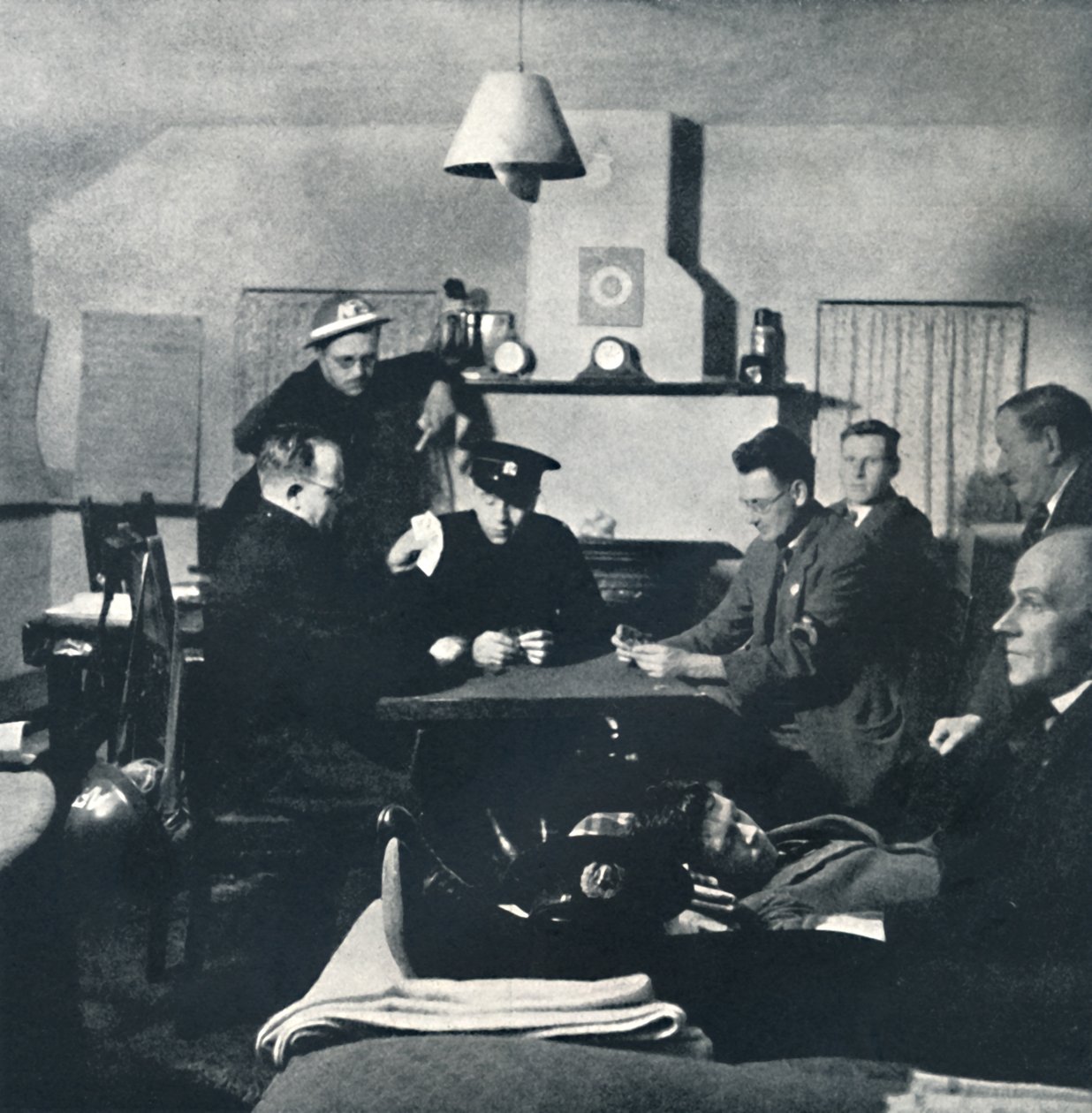Nattvakt: Brandkåren slappnar av, 1941 av Cecil Beaton