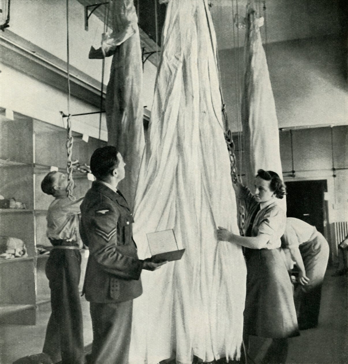 Fallskärmspackare, c1943. av Cecil Beaton
