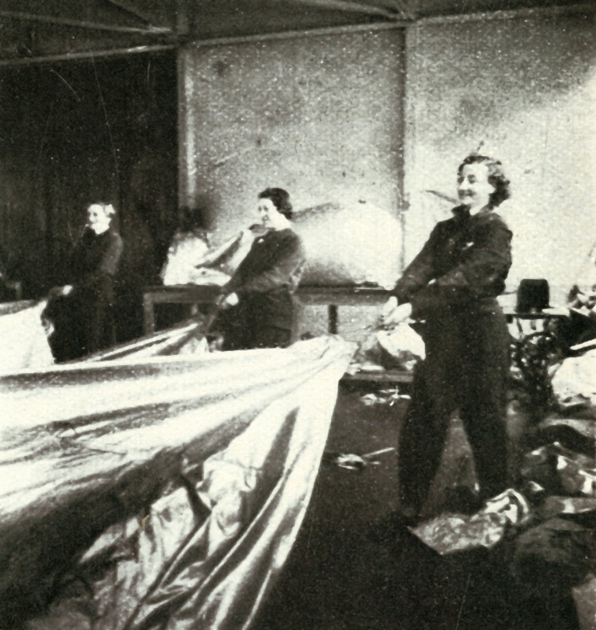 Reparera barrageballonger, c1943. av Cecil Beaton