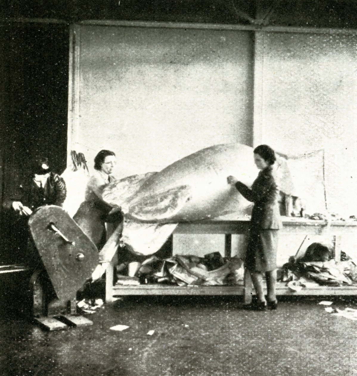 Reparera barrageballonger, c1943. av Cecil Beaton