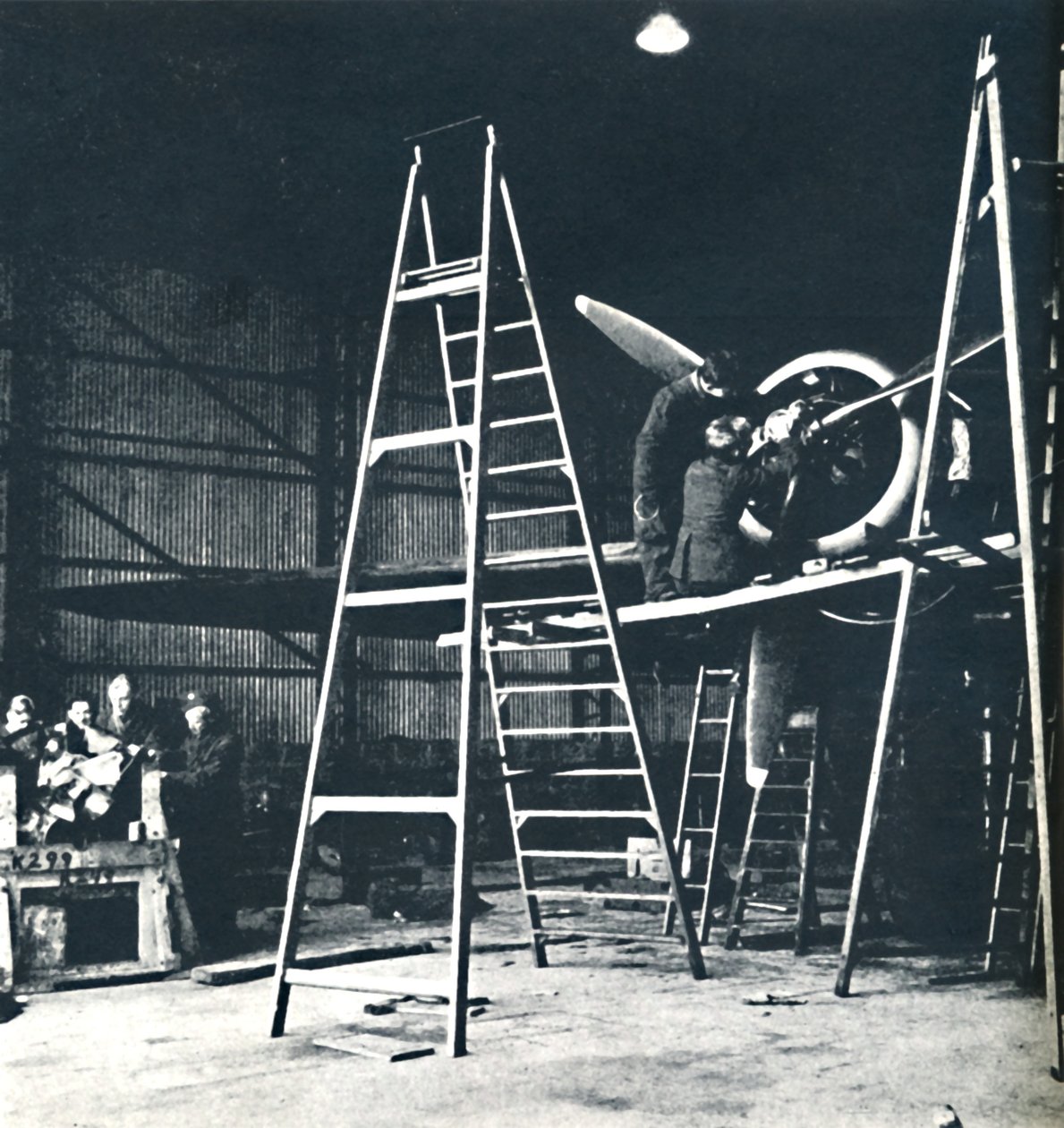 Markpersonalens arbete är aldrig klart, 1941 av Cecil Beaton