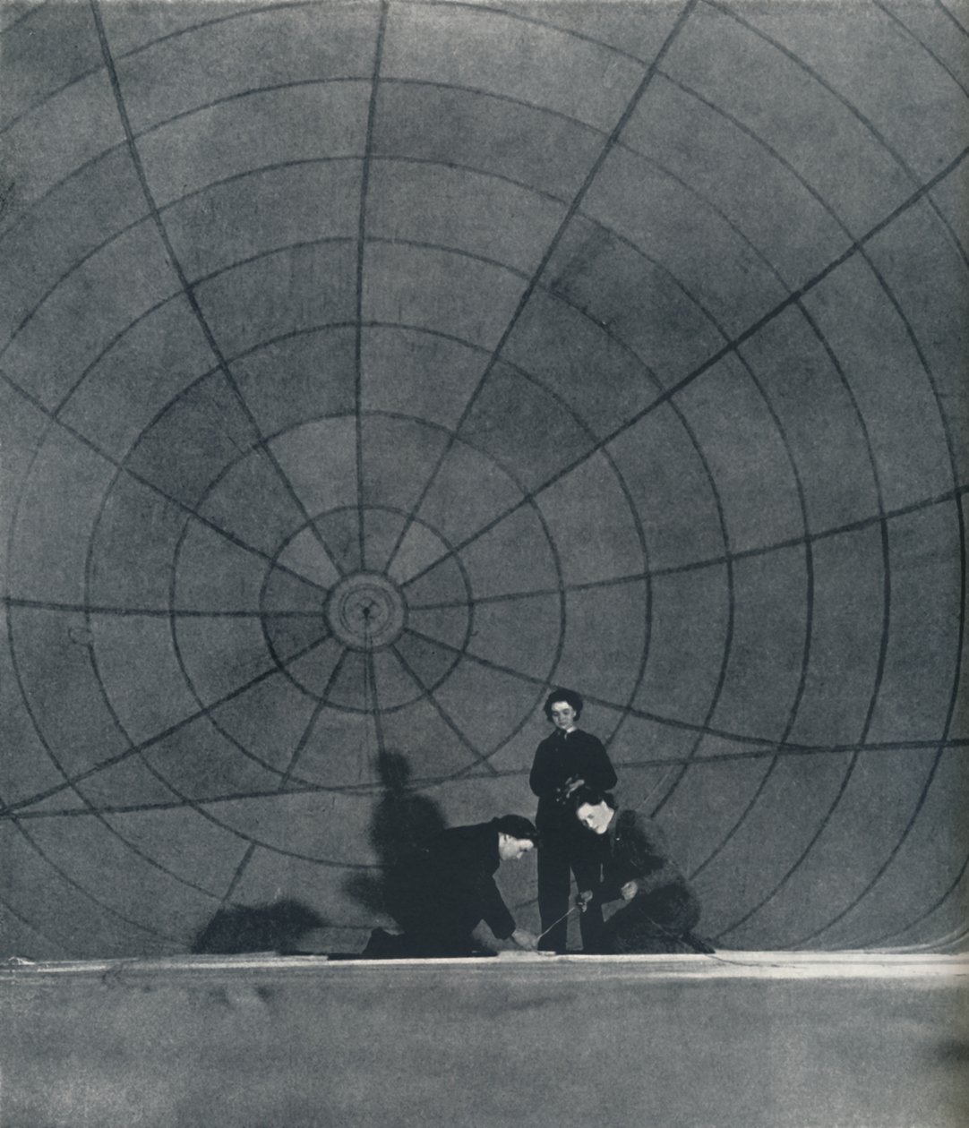 Webben WAAFS arbetar på en ballong, 1941 av Cecil Beaton