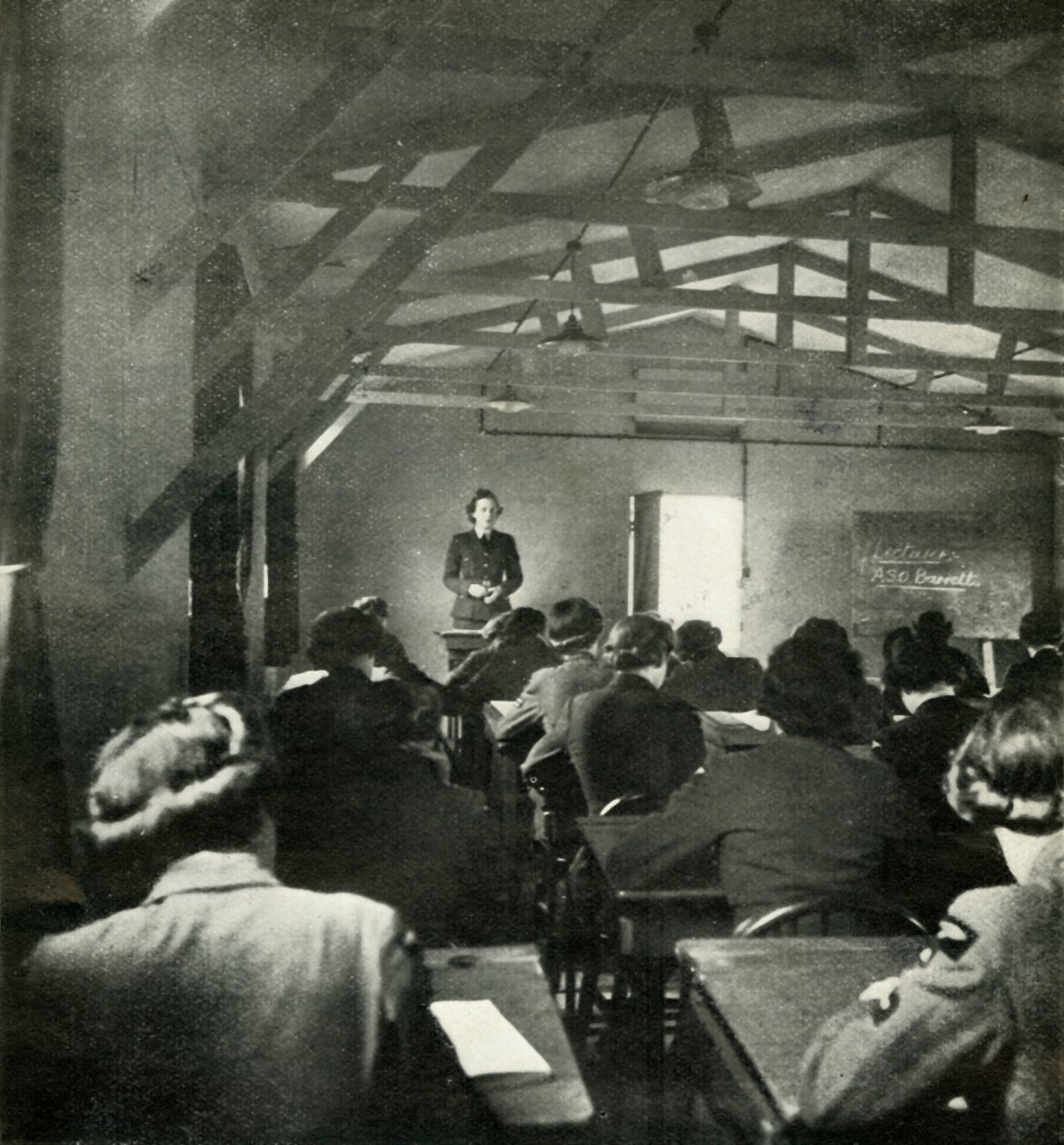 W.A.A.F. Officersföreläsningar, c1943. av Cecil Beaton