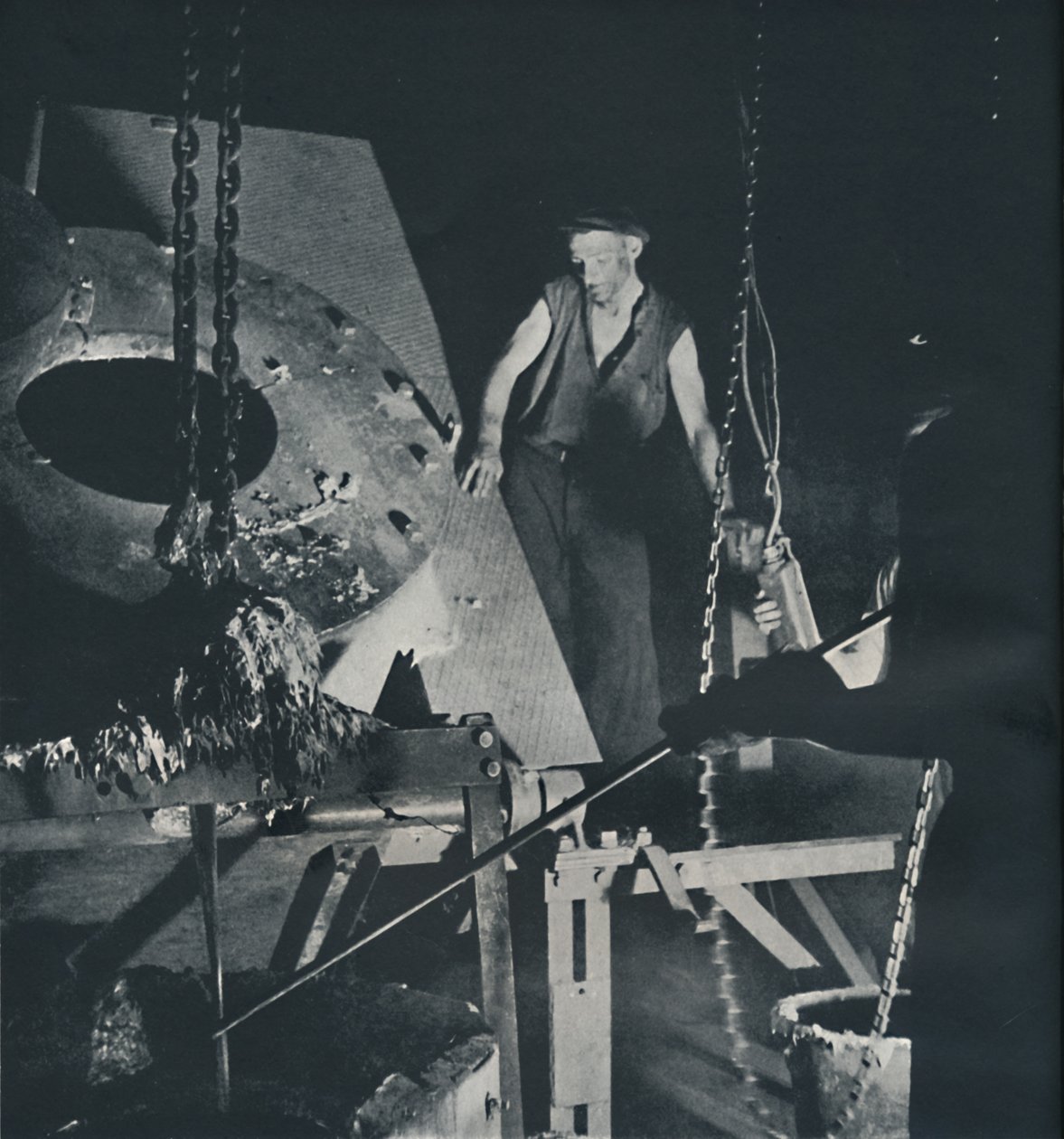 Arbetare i en flygplansfabrik beredning av legering, 1941 av Cecil Beaton
