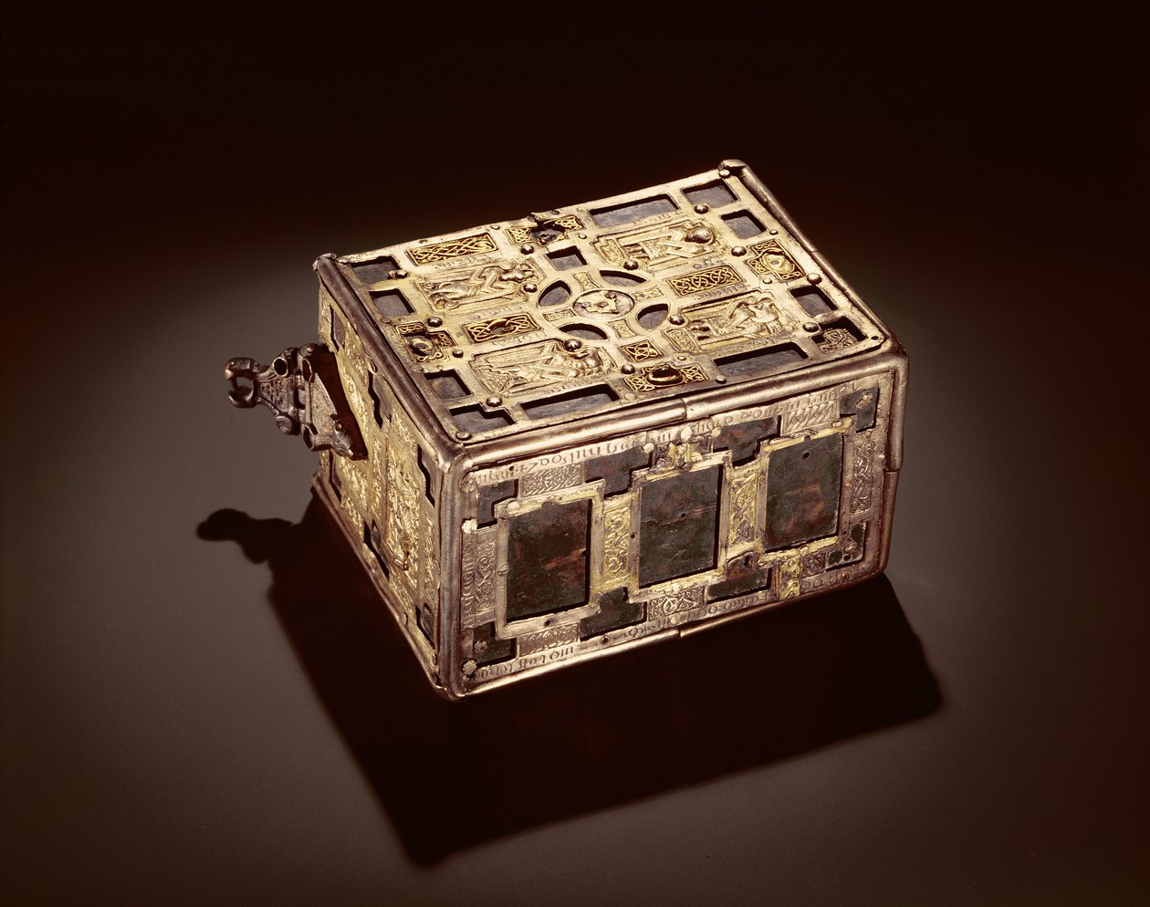 Book-Shrine eller Cumdach of Molaise, c.1001-25 (bronspläterad med silver) (se även 120797 och 228636) av Celtic