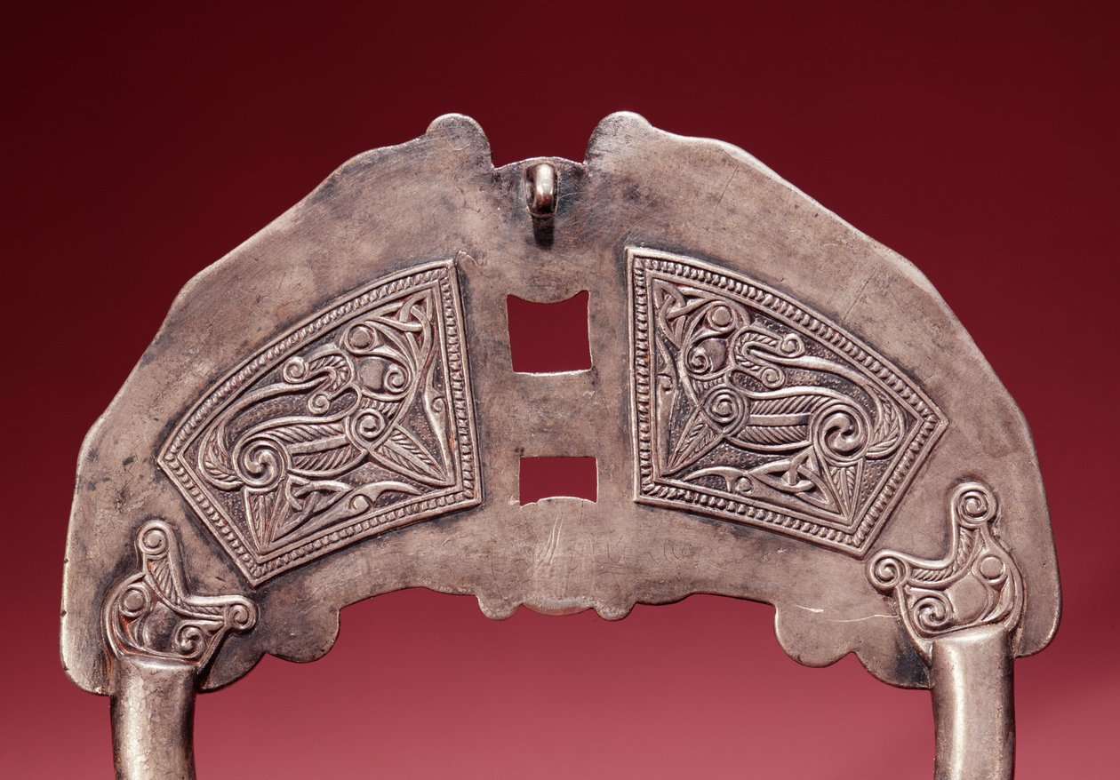 Detalj av undersidan av Killamery-broschen, Killamery, County Kilkenny, silver från vikingatiden med guld, glas & bärnstensdetalj av 390433 av Celtic