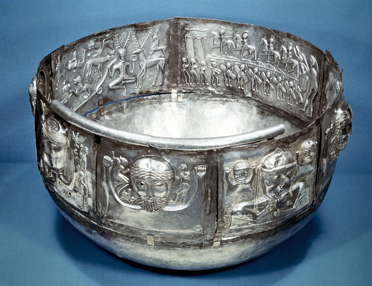 Gundestrup kittel (skål), keltiskt rituellt kärl från 1:a århundradet f.Kr. Inuti till höger är Cernunnos, djurens kung. Silver delvis förgylld. Danska Nationalmuseet, Köpenhamn. av Celtic