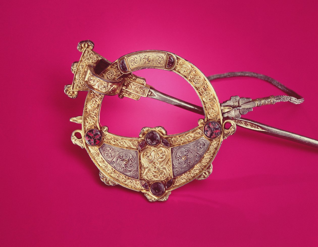 Baksidan av Tara-broschen (gjutet silver täckt av guldfolie, pärlor, guld, bärnsten och glas) av Celtic